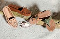 Minnetonka Lifestylebild Peace Mokassin und Sandale