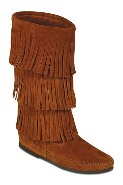 Все популярнее становятся сапоги с бахромой. Она может находится на